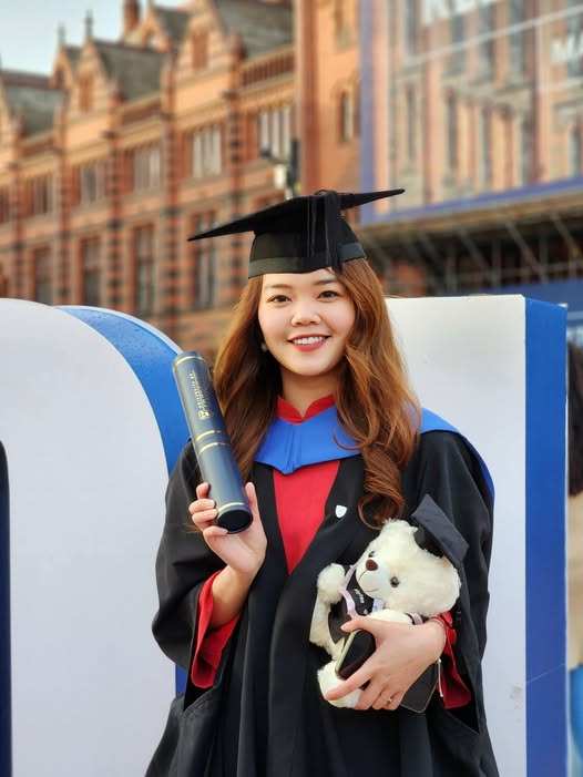 Ngày hôm nay, mình chính thức tốt nghiệp Thạc sĩ ngành Digital Marketing & Analytics từ University o