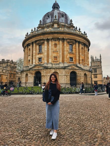 Ảnh 1 là mình đang đứng ngoài bon chen với khách du lịch để chụp được tấm ảnh với Radcliffe Camera (