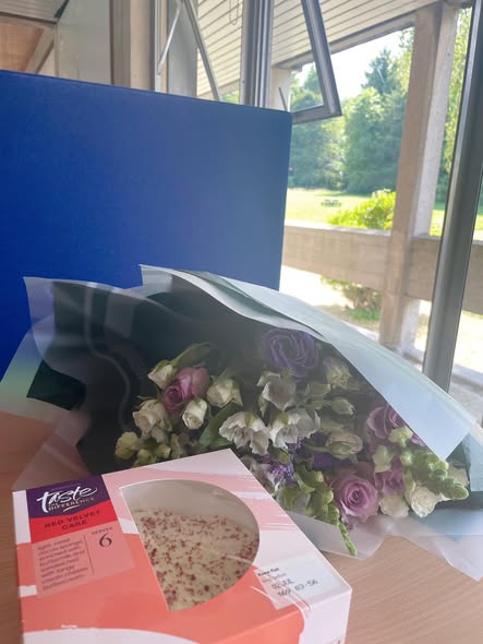 Hôm qua mình đang ngồi làm việc thì cô giám đốc bảo lát vào phòng họp Leadership team có việc quan t