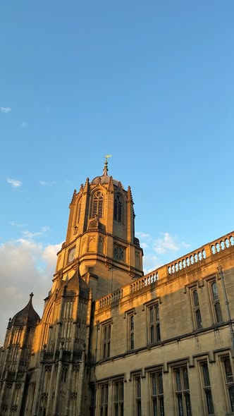 Bầu trời đầu thu nhuộm vàng từng góc nhỏ nơi Oxford cổ kính. Bước ra khỏi văn phòng, gió thổi hiu hi