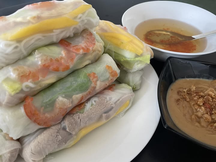 Không biết cuối tuần các bác chơi gì, tui healing bằng cách bày đồ hàng chơi trò cuốn gỏi 🥲