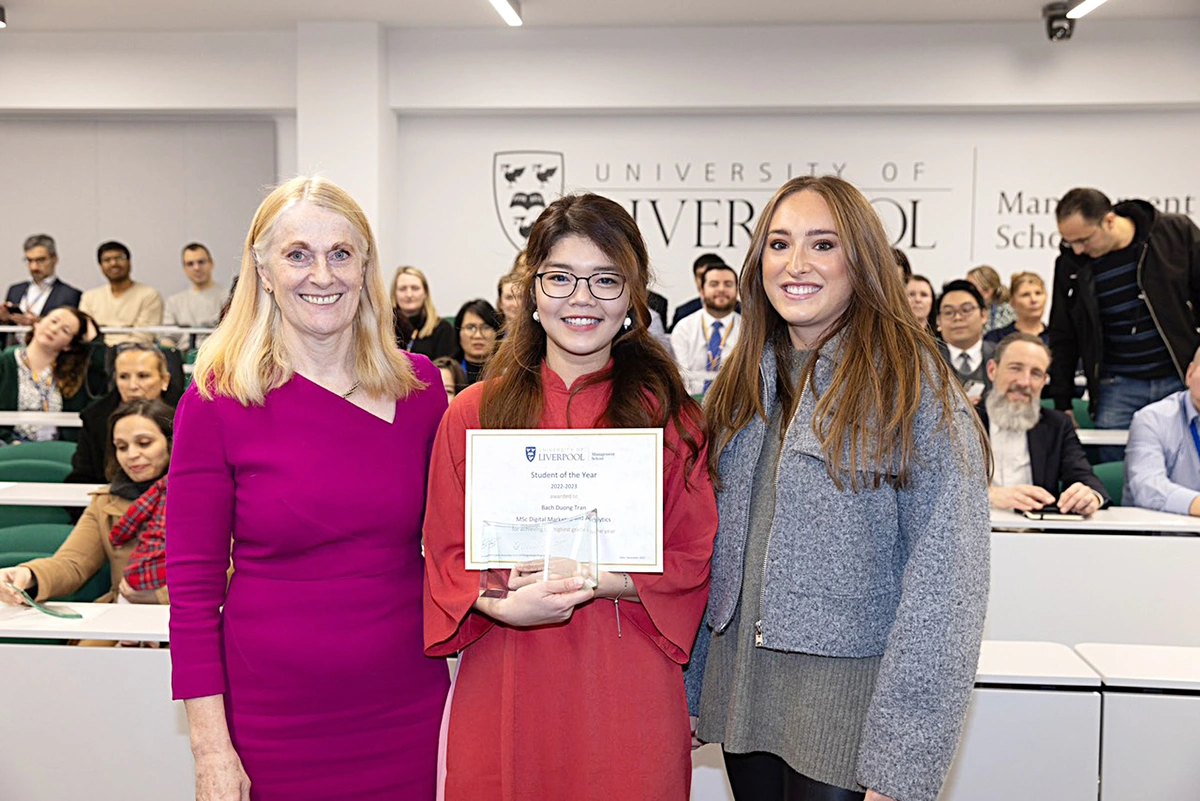 Duong Tran receiving Student of the Year award
